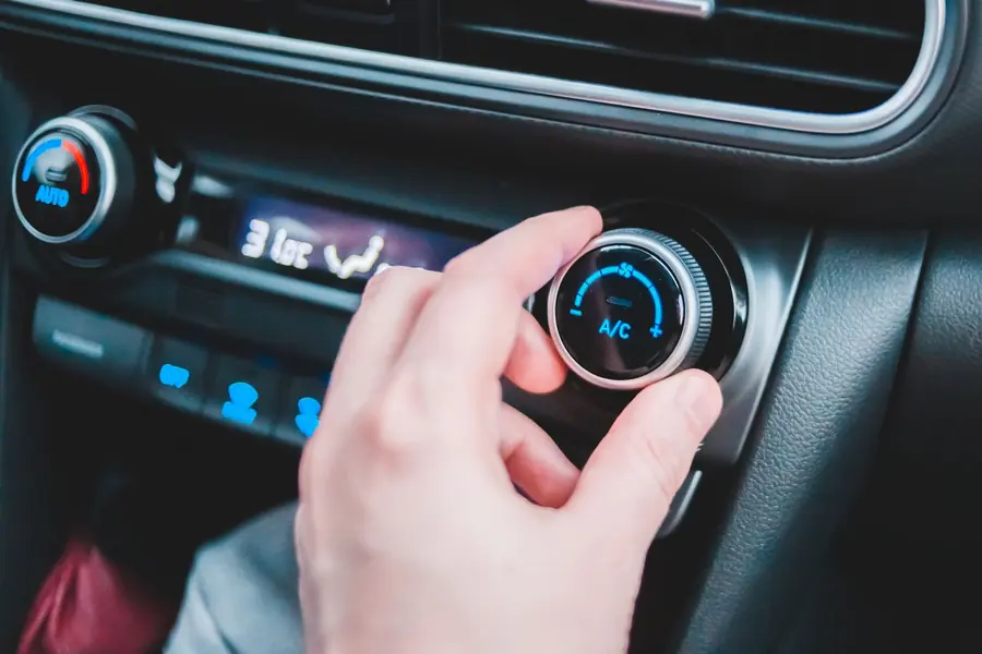 Recharge de climatisation automobile, photo d'illustration